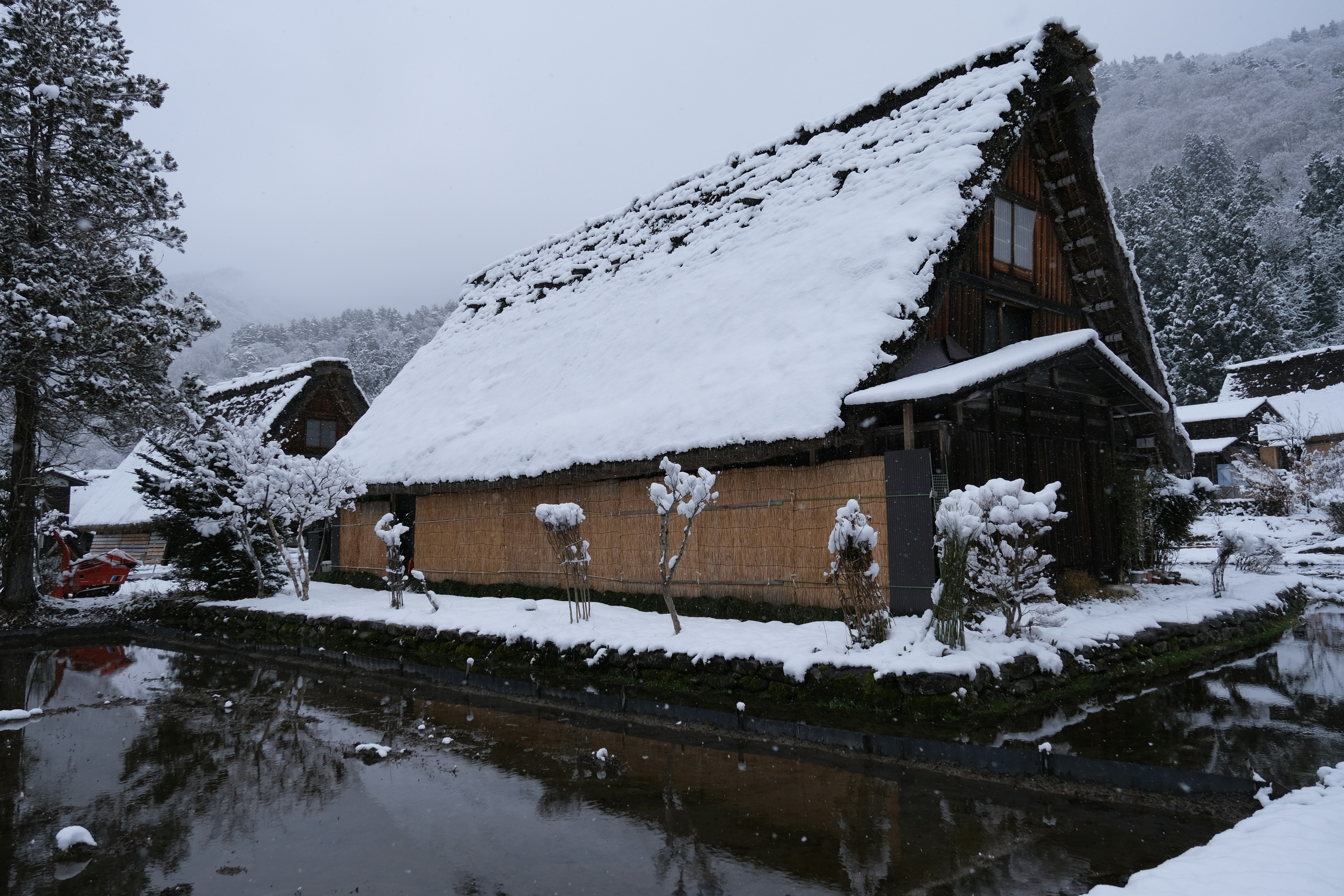 冬の白川郷:雪に包まれた合掌造りの里